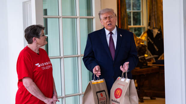 Щедрые чаевые и обед из фастфуда: бабушка-курьер покорила Дональда Трампа