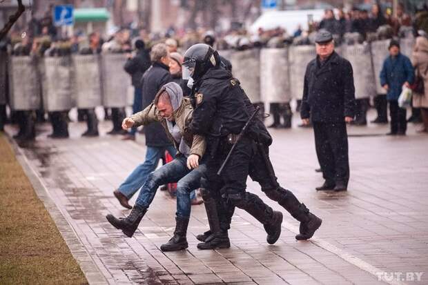 Протесты в Минске завершились только после многочисленных задержаний