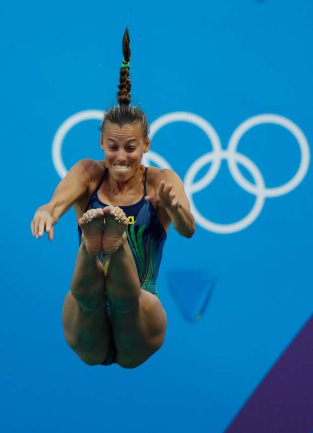 tania-cagnotto-of-italy-plummets-off-the-3-meter-springboard