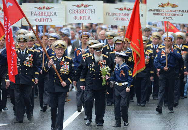 Участники военного парада, посвященного 73-й годовщине Победы в Великой Отечественной войне в Севастополе 