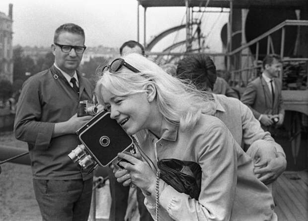 Югославская киноактриса Дравич, принимавшая участие в V Московском международном кинофестивале, во время экскурсии на крейсере "Аврора", 1967 год