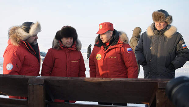 Президент РФ Владимир Путин во время посещения острова Земля Александры архипелага Земля Франца-Иосифа. 29 марта 2017
