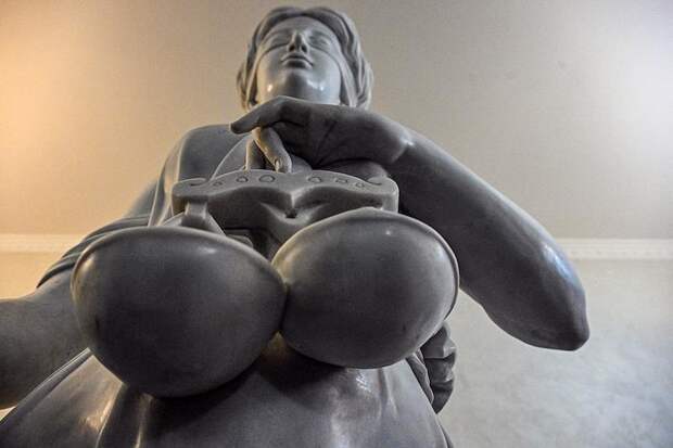 Россиянин избил жену за отказ клеить обои 31 декабря и поплатился