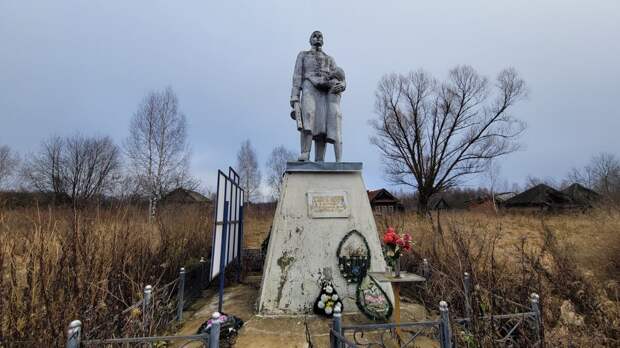 Это огромная, заброшенная деревня Мордовии. Здесь остались сотни брошенных домов и на десятки километров ни одной живой души. Люди покинули это место совсем недавно и масштаб просто потрясает.-33