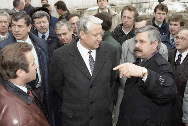 Президент Российской Федерации Борис Ельцин и вице-президент РФ Александр Руцкой (слева направо) на агропромышленном комплексе «Интерферма», 1992 год