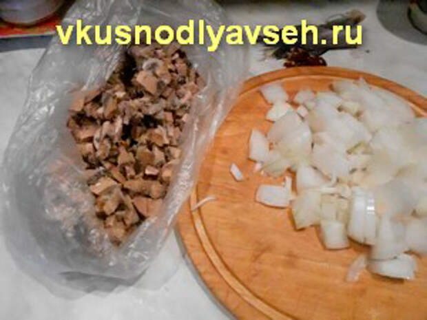 нарезать лук и грибы