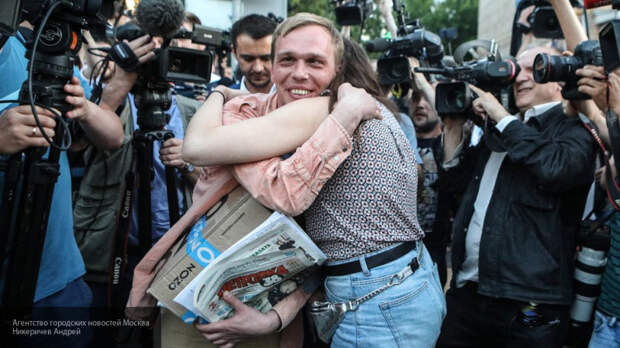 Провокатор Навальный попадает в СИЗО как к себе домой, отметил депутат Лебедев