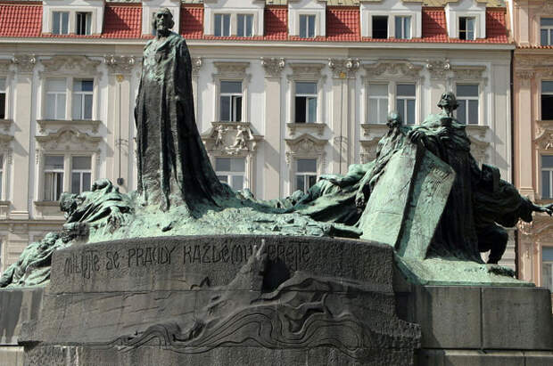 Памятник Яну Гусу на Староместской площади в Праге, возведен в 1915 году по проекту Ладислава Шалоуна.