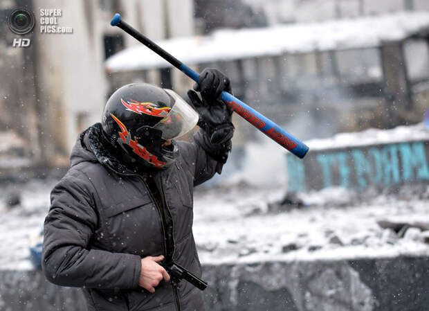 Украина. Киев. 22 января. Столкновения протестующих против действующей власти с сотрудниками правоохранительных органов. (Sergei Supinsky/AFP/Getty Images)