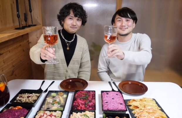 Видео: японцев угостили новогодней едой из России и сняли их реакцию