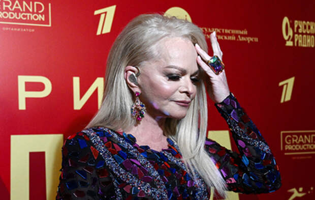 «Все церковную службу простояла, закусив губы, с набегающими на глаза слезами»: Лариса Долина появилась в церкви после скандала с квартирой