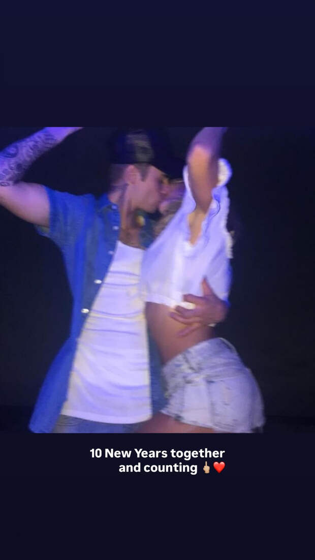 Хейли Бибер показала страстный поцелуй с Джастином в новогоднюю ночь: «10 лет вместе»