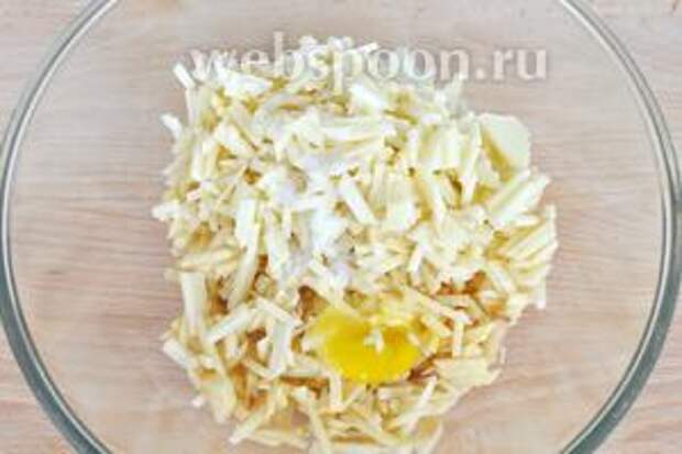 Картофель и лук потереть на тёрке. Добавить яйцо, соль и перемешать.
