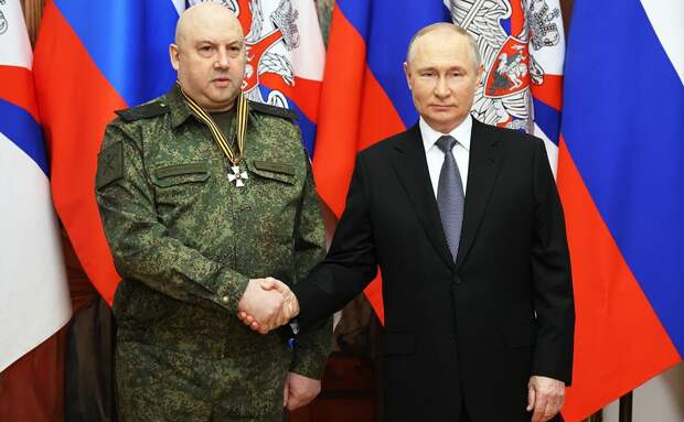 Первый вопрос, который возник в воскресенье, сразу же после назначения Сергея Шойгу на должность секретаря Совбеза, звучал так: «А кто встанет у руля Генштаба?».-4