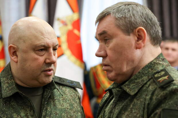 Первый вопрос, который возник в воскресенье, сразу же после назначения Сергея Шойгу на должность секретаря Совбеза, звучал так: «А кто встанет у руля Генштаба?».-2