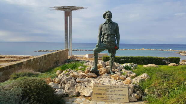Памятник Георгиосу Гривасу на окраине Пафоса