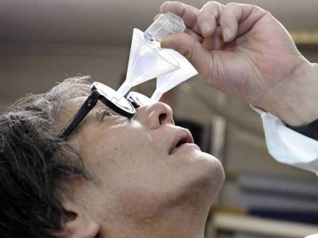 японец закапывает глаза через очки