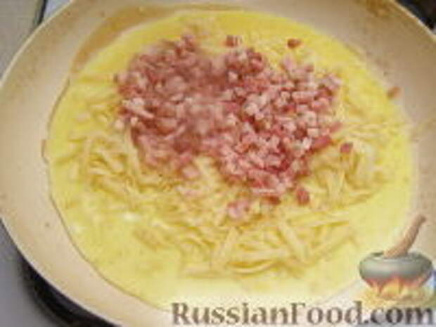 Фото приготовления рецепта: Омлет "Кальцоне" с сыром и ветчиной - шаг №6