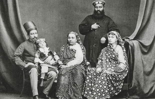 Семья парсов, 1886 год, Бомбей. Источник: reddit.com Семья парсов, 1886 год, Бомбей. Источник: reddit.com