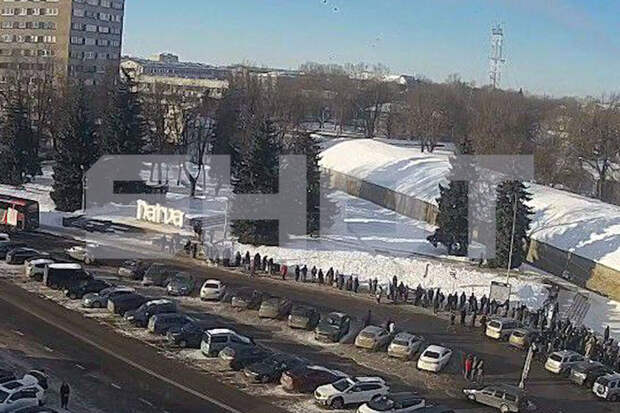 SHOT: сотни эстонцев стоят по 7-9 часов в очередях на границе с Россией