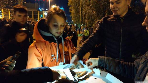 Протест на Октябрьской площади в Екатеринбурге, 15 мая 2019. Участникам митинга раздают пиццу