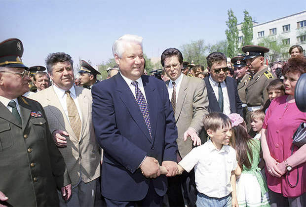 Президент России Борис Ельцин на встрече с жителями Волгограда. Фото: Дмитрий Донской / РИА Новости