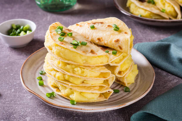 Шоумен Макаров признался, что любит кыстыбыи с картошкой и творогом