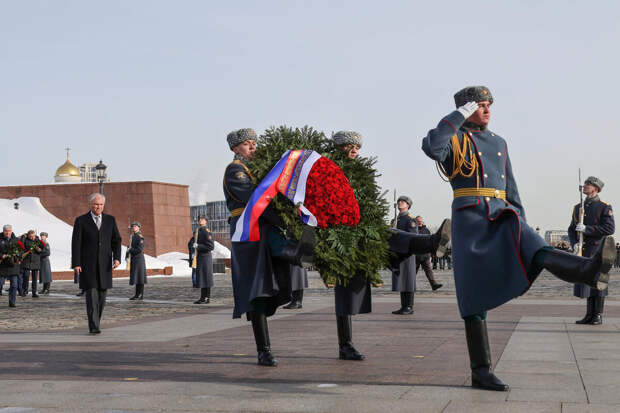 Володин и депутаты почтили память павших воинов в Парке Победы