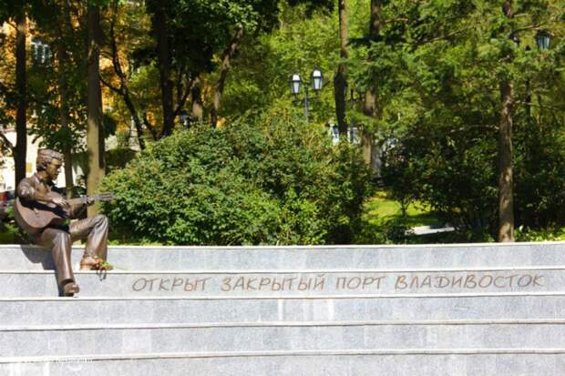 67 Памятник В.Высоцкому «Я, конечно, вернусь» в Театральном сквере г.Владивостока