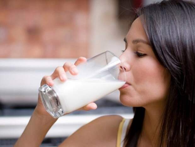 Стакан жирного молока нужно выпить до еды.