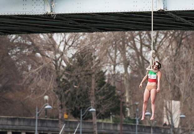 Активистка Сара Константин висит на веревке на мосту, чтобы привлечь внимание к большому количеству казней в Иране. Париж, 2016 демонстрации, женщины, кадры, общество, протест, сильные женщины, сильные фотографии, фото