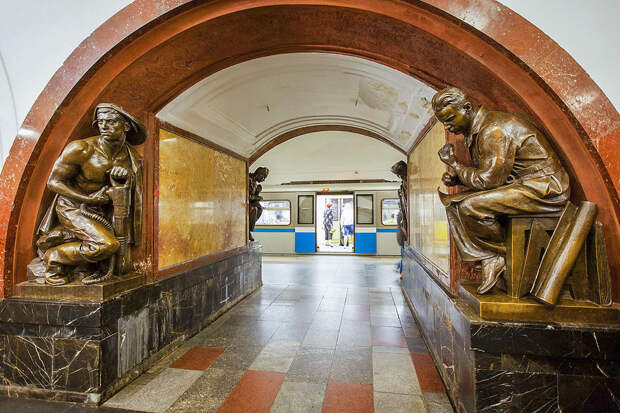 10 самых интересных скульптур Московского метро