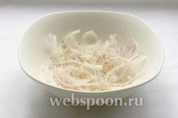 Лук нарезать тонкими полукольцами, залить уксусом и посыпать солью с травами. Оставить промариноваться пока нарезаем другие овощи.