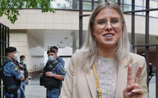 Осуждённая по двум статьям УК Любовь Соболь покинула Россию