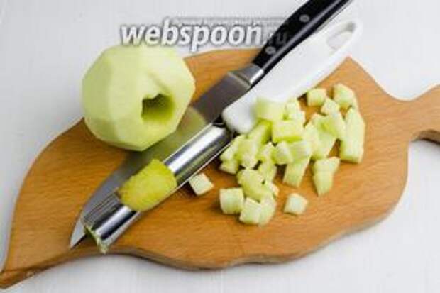 Яблоки (2 шт.) вымыть, очистить от кожуры, вынуть сердцевину. Нарезать яблоки мелким кубиком.