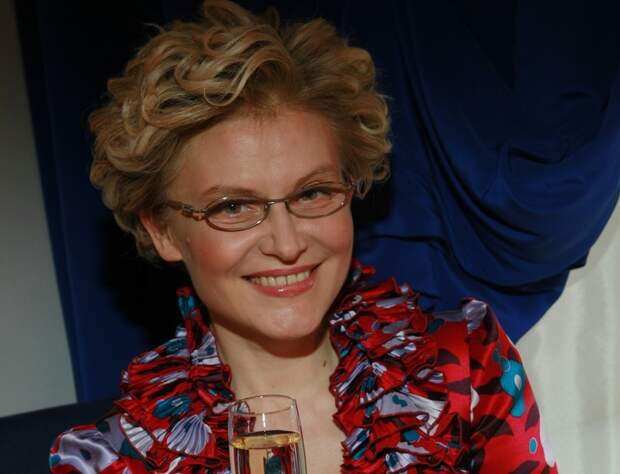 Елена Малышева в прямом эфире телепередачи «Жить здорово» призвала расстрелять бродячих собак