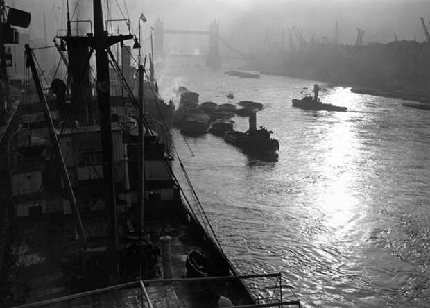 The Sun Comes Through At The Pool Of London, 26 October 1938