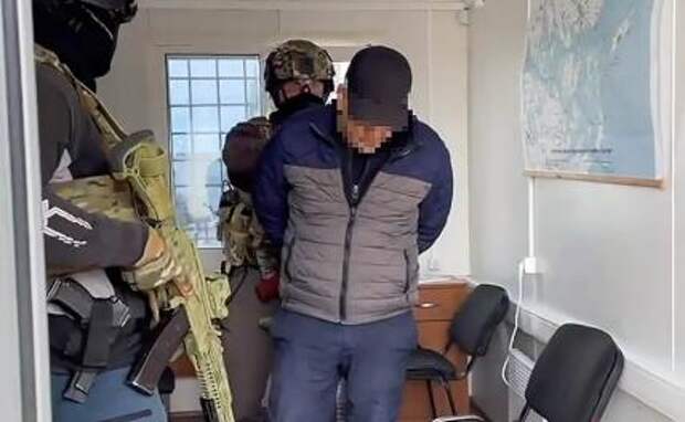 На фото: задержание в Крыму подозреваемого в участии в запрещенном крымско-татарском батальоне
