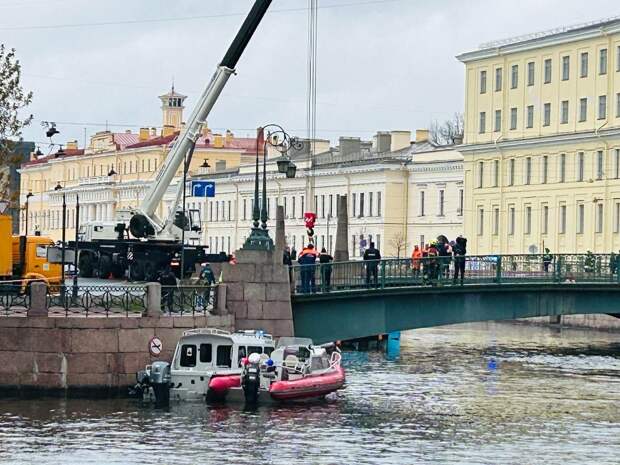 В Петербурге наградили туриста из Подольска и его 10-летнего сына за спасение пассажиров утонувшего в Мойке автобуса