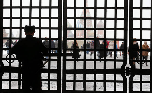 Закрытые ворота на Красной площади в Москве