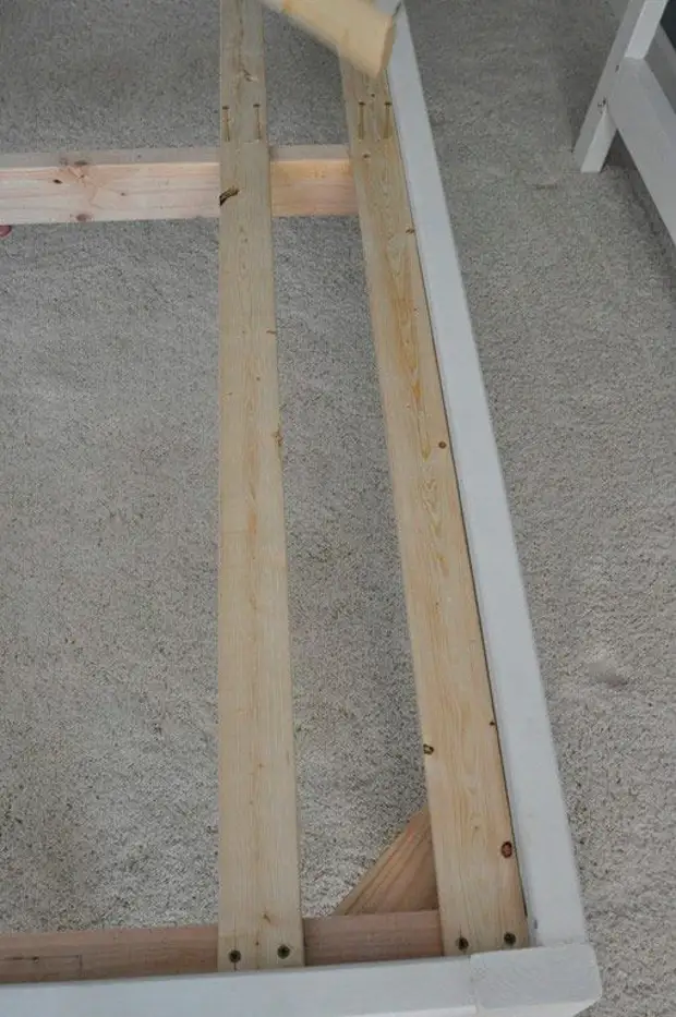 Кровать своими руками. Кровать из брусков. Кровать из брусков. Как сделать каркас кровати своими руками. Деревянный каркас парящей кровати.