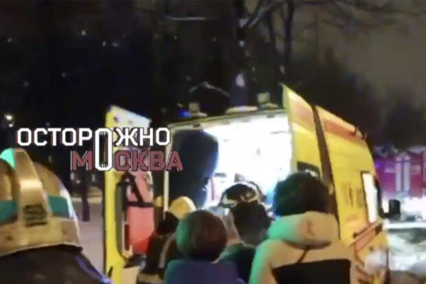 В Москве автобус протащил застрявшую в дверях девочку по асфальту