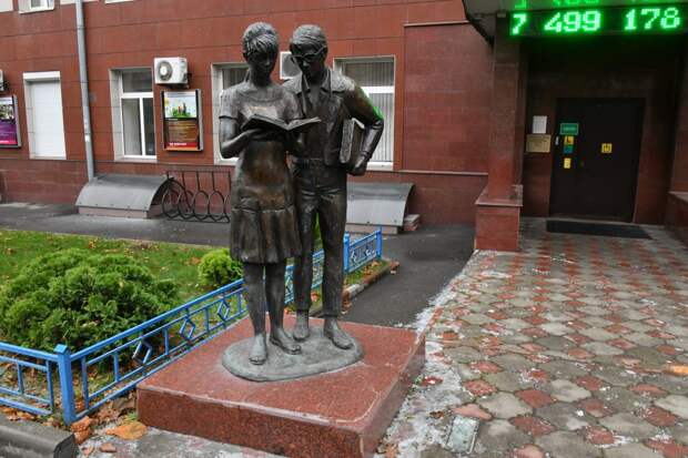 Памятник около вуза на улице Артюхиной / Фото: Денис Афанасьев