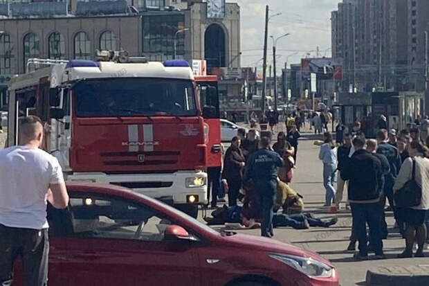 Shot: в Петербурге водитель открыл стрельбу у торгового центра "Сити Молл"