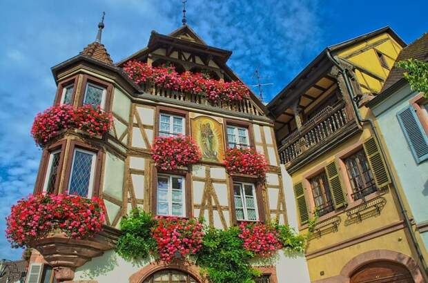 Зачастую дома украшают эркеры и множество ярких цветов (Кайзерсберг, Франция). | Фото: thehollyballers.blogspot.com.