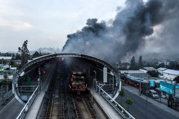 CORRECTION / Aerial view of a burnt metro station after protests in Santiago on October 19, 2019. Chilean President Sebastian Pinera announced Saturday the suspension of the increase in the price of metro tickets which triggered violent protests.  - RESTRICTED TO EDITORIAL USE - MANDATORY CREDIT "AFP PHOTO / ATON / JAVIER TORREST " - NO MARKETING NO ADVERTISING CAMPAIGNS - DISTRIBUTED AS A SERVICE TO CLIENTS  / AFP / Javier TORRES / RESTRICTED TO EDITORIAL USE - MANDATORY CREDIT "AFP PHOTO / ATON / JAVIER TORREST " - NO MARKETING NO ADVERTISING CAMPAIGNS - DISTRIBUTED AS A SERVICE TO CLIENTS