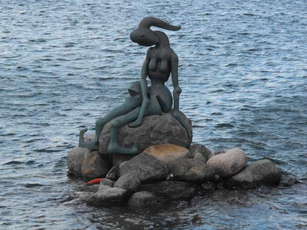 Фото достопримечательностей Стран Скандинавии: "Генетически измененная" русалочка. Этой скульптурой, которая находится недалеко от "нормальной" Русалочки, автор Бьорн Ноергаард попытался предостеречь людей об опасности генной инженерии
