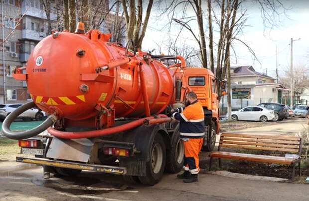 Краснодарский водоканал помог жителям многоквартирных домов по улице Садовой откачать воду из подвалов