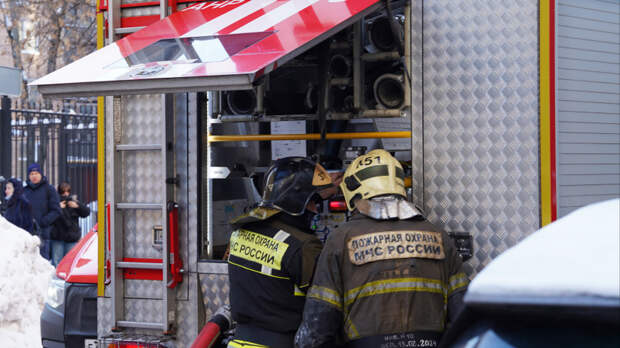 Мощный пожар вспыхнул на автомойке в Балашихе