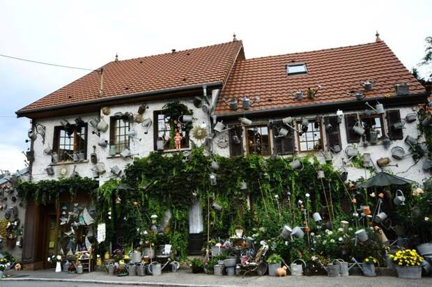 Французский флорист потратил 15 лет жизни на то, чтобы украсить свой дом 800-ми леечками дом, лейка, флорист